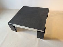 Laden Sie das Bild in den Galerie-Viewer, Detailansicht der Krokostruktur-Glasplatte des Couchtischs Cassius – samtige samt-Haptik, edle Optik.
