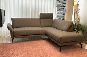 Frontale Nahaufnahme des Violetta Ecksofas Tilda mit klarer Linienführung und schmaler Armlehne – Designmöbel aus dem Sauerland.