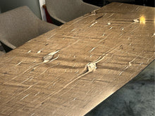 Laden Sie das Bild in den Galerie-Viewer, Draenert Fontana Ausziehtisch mit polierter Quarzitplatte in Brown Silk und Gestell in Eiche dunkelgrau – trapezförmiges Design mit Mittelauszug, Ausstellungsstück bei Möbel Zeppenfeld Detail
