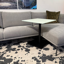 Laden Sie das Bild in den Galerie-Viewer, Beistelltisch 60×60 cm – Optiwhite-Glas mit Nanostruktur, unterlackiertweiß, rollbar; passend für Duett K526 &amp; Kolo K726 (DUO/pOp)
