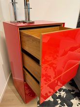 Laden Sie das Bild in den Galerie-Viewer, Scholtissek Kommode Novus 5 Schubladen 60 x 110 x 42 cm, Schubkastendetail Massivholz Eiche, Glas rot hochglänzend
