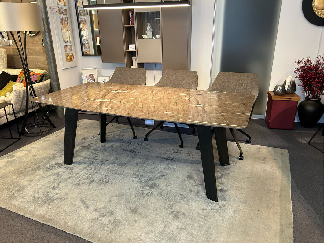Draenert Fontana Ausziehtisch mit polierter Quarzitplatte in Brown Silk und Gestell in Eiche dunkelgrau – trapezförmiges Design mit Mittelauszug, Ausstellungsstück bei Möbel Zeppenfeld