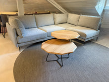 Laden Sie das Bild in den Galerie-Viewer, Alva Sofa Ecklösung mit Longchair – Abverkauf Ausstellungsstück Wohn Evolution Olpe rechts ausgerichtet

