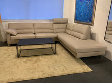 Laden Sie das Bild in den Galerie-Viewer, Modernes Erpo Sofa Espero GA400 mit Kappnähten und Comfort Plus Sitzkissen in Lederfarbe Pearl
