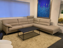 Laden Sie das Bild in den Galerie-Viewer, Erpo Sofa GA400 AERA als Wohnlandschaft mit Kopfstütze und Edelstahlfuß – hochwertiges Ausstellungsstück
