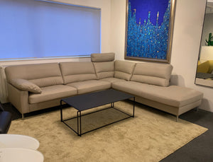 Erpo Sofa GA400 AERA als Wohnlandschaft mit Kopfstütze und Edelstahlfuß – hochwertiges Ausstellungsstück