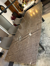 Laden Sie das Bild in den Galerie-Viewer, Draenert Fontana Ausziehtisch mit polierter Quarzitplatte in Brown Silk und Gestell in Eiche dunkelgrau – trapezförmiges Design mit Mittelauszug, Ausstellungsstück bei Möbel Zeppenfeld Maserung der Platte
