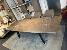 Laden Sie das Bild in den Galerie-Viewer, Draenert Fontana Ausziehtisch mit polierter Quarzitplatte in Brown Silk und Gestell in Eiche dunkelgrau – trapezförmiges Design mit Mittelauszug, Ausstellungsstück bei Möbel Zeppenfeld Platte ausgezogen
