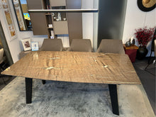 Laden Sie das Bild in den Galerie-Viewer, Draenert Fontana Ausziehtisch mit polierter Quarzitplatte in Brown Silk und Gestell in Eiche dunkelgrau – trapezförmiges Design mit Mittelauszug, Ausstellungsstück bei Möbel Zeppenfeld Platte Grundmaß


