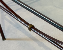Laden Sie das Bild in den Galerie-Viewer, Couchtisch Bielefelder Werkstätten Arc T90, Metallgestell LOA Gold Antin mit Messingdetails und Klarglasplatte, Ausstellungsstück im Landhausstil Detail Messing

