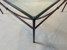 Laden Sie das Bild in den Galerie-Viewer, Couchtisch Bielefelder Werkstätten Arc T90, Metallgestell LOA Gold Antin mit Messingdetails und Klarglasplatte, Ausstellungsstück im Landhausstil Detail
