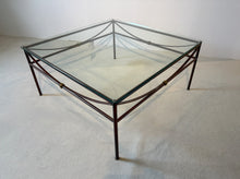 Laden Sie das Bild in den Galerie-Viewer, Couchtisch Bielefelder Werkstätten Arc T90, Metallgestell LOA Gold Antin mit Messingdetails und Klarglasplatte, Ausstellungsstück im Landhausstil Ansicht von oben
