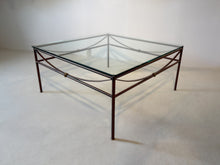 Laden Sie das Bild in den Galerie-Viewer, Couchtisch Bielefelder Werkstätten Arc T90, Metallgestell LOA Gold Antin mit Messingdetails und Klarglasplatte, Ausstellungsstück im Landhausstil
