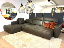 Laden Sie das Bild in den Galerie-Viewer, Frontansicht Gyform Focus Ecksofa, Leder Seta Terra mit zwei ausgezogenen Sitzen
