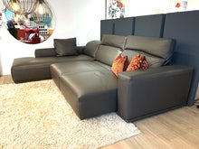 Laden Sie das Bild in den Galerie-Viewer, Perspektivansicht des Gyform Focus mit Longchair links in Terra-Leder mit ausgezogenen Sitzen
