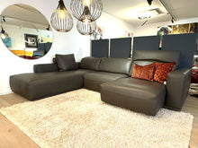 Laden Sie das Bild in den Galerie-Viewer, Gyform Focus Ecksofa mit Longchair, einem ausgezogenen Sitz und hochgestelltem Kopfteil
