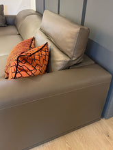 Laden Sie das Bild in den Galerie-Viewer, Hochstellbares Kopfteil am Gyform Focus Ecksofa, Detailaufnahme
