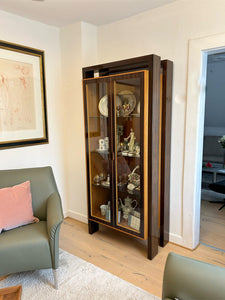 Klassische italienische Vitrine Annibale Colombo mit höhenverstellbaren Rauchglasböden.