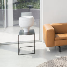 Laden Sie das Bild in den Galerie-Viewer, JORI Ascot JR-t938 Beistelltisch mit Metallgestell schwarz und Vegetalia-Sattelleder-Platte vor Fensterfron

