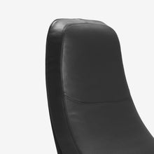 Laden Sie das Bild in den Galerie-Viewer, Detail: Naht und Polsterung – Leder Cavila Black, hochwertige Haptik
