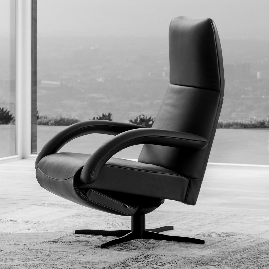 JORI Relaxsessel JR-3390 Yoga Multimove Medi in Nappaleder Cavila Black mit schwarzem 4-Stern-Fuß – moderner Design-Ruhesessel mit verstellbarem Kopfteil.