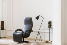 Laden Sie das Bild in den Galerie-Viewer, Yoga JR-7360 Monomove in Leder Celia nero im Wohnzimmer, neben Stehlampe, entspannte Sitzposition

