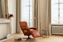 Laden Sie das Bild in den Galerie-Viewer, JORI Relaxsessel SYMPHONY JR-7960 in Celia Burgundy in stilvollem Wohnambiente mit Kamin und Fensterfront
