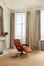 Laden Sie das Bild in den Galerie-Viewer, Relaxsessel JORI Symphony JR-7960 in Celia Burgundy in stilvoller Wohnzimmerumgebung – elegante Integration in klassische Innenarchitektur
