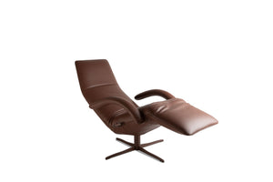 JORI Relaxsessel SYMPHONY JR-7960 in Celia Burgundy in stilvollem Wohnambiente mit Kamin und Fensterfront
