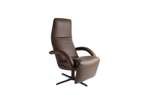 Relaxsessel JORI YOGA JR-7360 Celia in truffo mit braunem Drehfuß, in aufrechter Sitzhaltung.