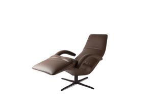Relaxsessel JORI YOGA JR-7360 Celia in truffo mit geneigter Rückenlehne, seitlich von rechts fotografiert