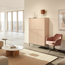 Laden Sie das Bild in den Galerie-Viewer, Kettnaker Highboard Case in Wohnumgebung, pastellige noderne Farbtöne
