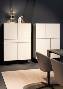 Kettnaker Highboard Case mit vier Türen in Weiß, modernes Designmöbel mit schwarzen Füßen