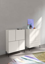 Laden Sie das Bild in den Galerie-Viewer, Kettnaker Highboard Case mit vier Türen in Weiß, modernes Designmöbel mit schwarzen Füßen
