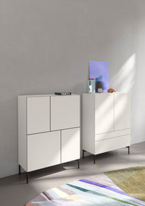 Kettnaker Highboard Case mit vier Türen in Weiß, modernes Designmöbel mit schwarzen Füßen