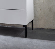 Laden Sie das Bild in den Galerie-Viewer, Detailaufnahme eines runden Eckfußes vom Kettnaker Highboard Case, modernes Möbeldesign
