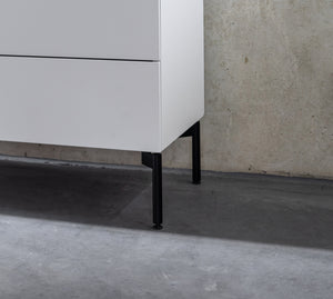 Detailaufnahme eines runden Eckfußes vom Kettnaker Highboard Case, modernes Möbeldesign