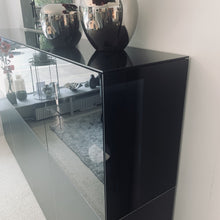 Laden Sie das Bild in den Galerie-Viewer, SOMA Highboard – integrierte Beleuchtung hinter Grauglas, elegante Tiefenwirkung
