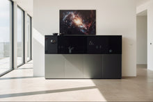 Laden Sie das Bild in den Galerie-Viewer, Materialmix &amp; Präzision – Aluminium Titan, Grauglas und feines Fugenbild am SOMA Highboard
