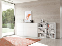 Laden Sie das Bild in den Galerie-Viewer, Kettnaker VITA Highboard in Lack matt – 353,2×115,7×35 cm, Drehtür links, Schiebetür über zwei Fächer im Wohnambiente Lack matt weiß
