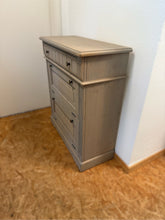 Laden Sie das Bild in den Galerie-Viewer, Seitliche Ansicht der Gradel Schuhklappenkommode Lara 2283 in grau gewachstem Fichtenholz mit Messinggriffen, Ausstellungsstück mit sichtbaren Gebrauchsspuren
