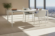 Laden Sie das Bild in den Galerie-Viewer, Kristalia Maki Esstisch 209×100 cm mit Fenix-Platte und lackierter Kante im Wohnambiente
