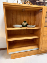 Laden Sie das Bild in den Galerie-Viewer, Innenansicht Hochwertiges Highboard Böhning Linne Oslo im modernen Landhausstil, gefertigt aus massiver Kernbuche mit Beleuchtung.
