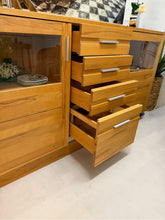 Laden Sie das Bild in den Galerie-Viewer, Hochwertiges Highboard Böhning Linne Oslo im modernen Landhausstil, gefertigt aus massiver Kernbuche mit LED-Beleuchtung.Schubkastendetails
