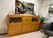 Laden Sie das Bild in den Galerie-Viewer, Hochwertiges Highboard Böhning Linne Oslo im modernen Landhausstil, gefertigt aus massiver Kernbuche mit LED-Beleuchtung im Ambiente


