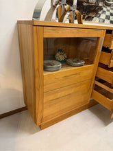 Laden Sie das Bild in den Galerie-Viewer, Seitenansicht Hochwertiges Highboard Böhning Linne Oslo im modernen Landhausstil, gefertigt aus massiver Kernbuche mit LED-Beleuchtung.
