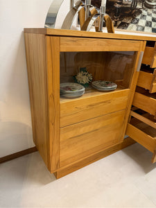 Seitenansicht Hochwertiges Highboard Böhning Linne Oslo im modernen Landhausstil, gefertigt aus massiver Kernbuche mit LED-Beleuchtung.
