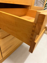 Laden Sie das Bild in den Galerie-Viewer, Hochwertiges Highboard Böhning Linne Oslo im modernen Landhausstil, gefertigt aus massiver Kernbuche mit -Beleuchtung. Schubkasten Detail

