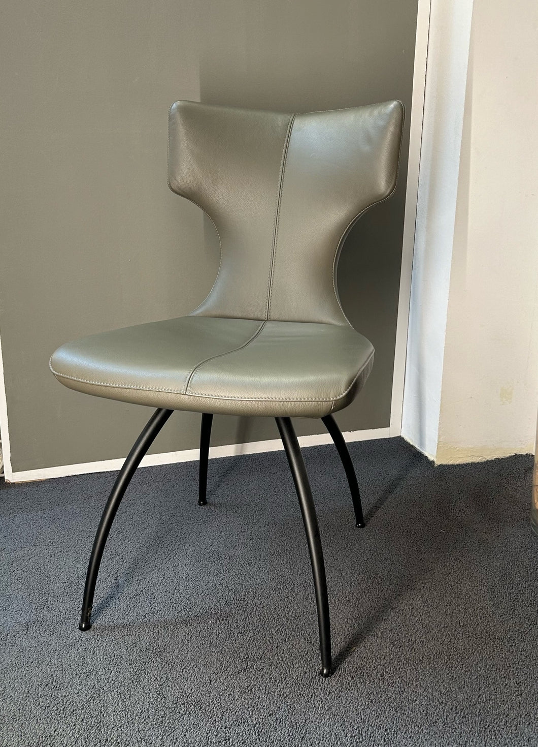 Leolux Callas Fino Ausstellungsstück – Frontansicht in Leder Wapiti 400 Toerako mit Füßen in Epoxy Granite matt