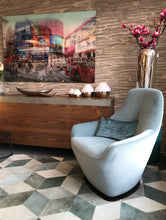 Laden Sie das Bild in den Galerie-Viewer, Leolux Cantate Beistellsessel als Ausstellungsstück – Velours Lucir 380 Jade pastellblau, drehbar mit Rückstellfunktion, 78×94×82 cm, Sitzhöhe 46 cm vor Nußbaum Anrichte
